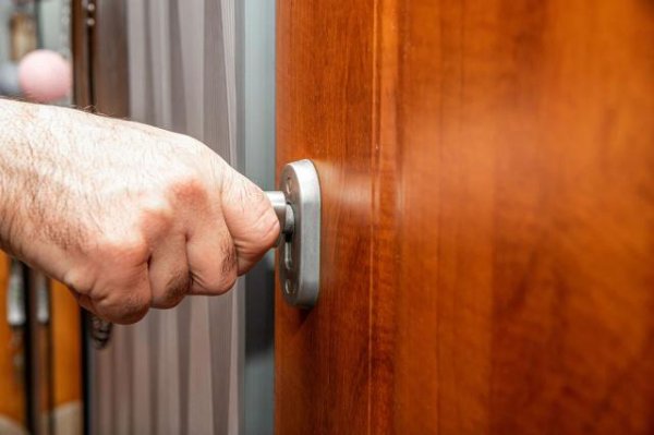 速配发金融网 恐怖提问：假期旅行出门前，你锁门了吗？