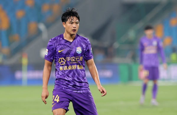 天臣配资 4秒连吃2黄！陈哲宣辱骂裁判染红，触碰于根伟底线，将遭重罚